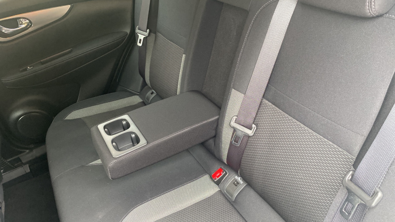 Nissan Qashqai 1.2 DiG-T N-Connecta 5dr Petrol Hatchback